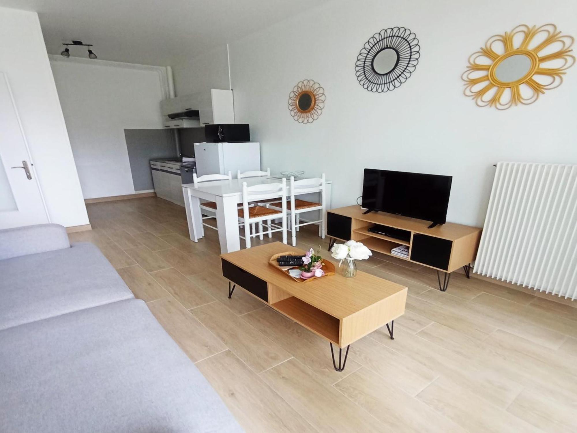 Simplistic Holiday Home In Grandcamp With Garden Esterno foto
